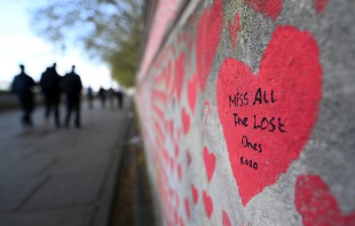 Червени сърца за жертвите от ковид пандемията в Лондон (Снимки)