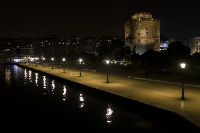 Властите в Солун ще наложат нощен полицейски час и ще