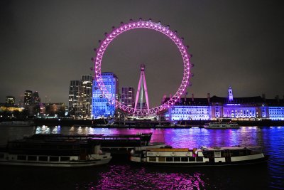 Новогодишното шоу с фойерверки по река Темза в Лондон се