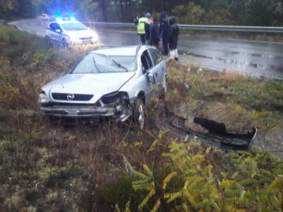 Лек автомобил Опел самокатастрофира тази сутрин на пътя Банско