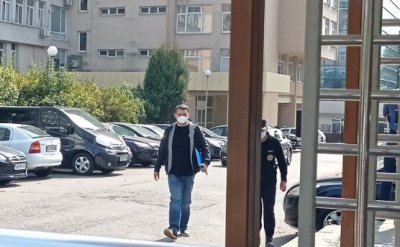 Делян Пеевски напусна сградата на ДАНС Разпитът му продължи около