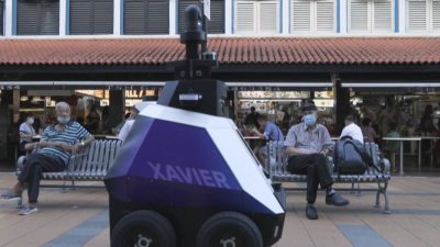 Полицай робот в Сингапур следи за спазването на социалните норми