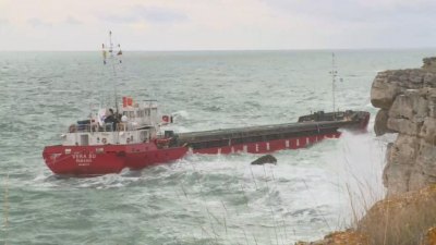 Преустановиха спасителната операция на заседналия кораб Причината отново е влошеното