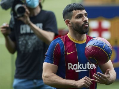 Серхио Агуеро дебютира с гол за Барселона в контрола