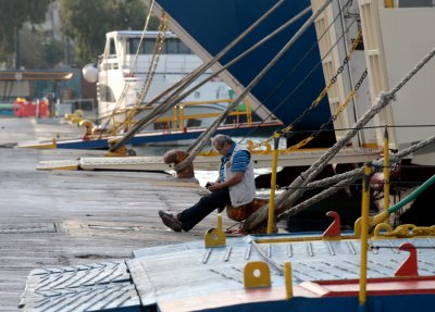 Буря в Гърция спря фериботите