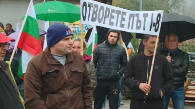 Протест заради забавен ремонт блокира пътища в Пазарджишко