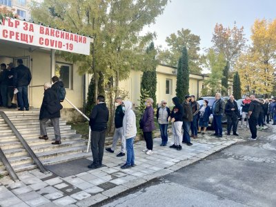 Опашка от желаещи да се ваксинират в "Св. Анна" в София (Снимки)