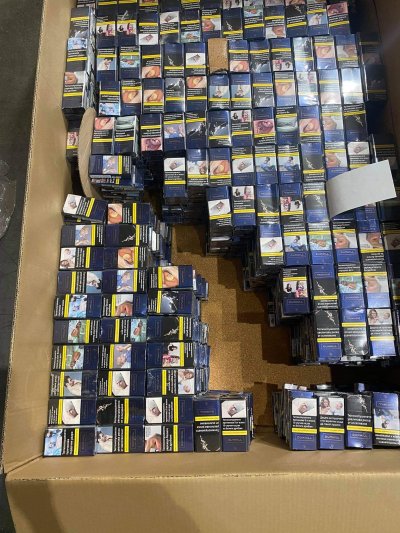 Митничари задържаха 3460 кутии с цигари, скрити в кутии за боя на летище София