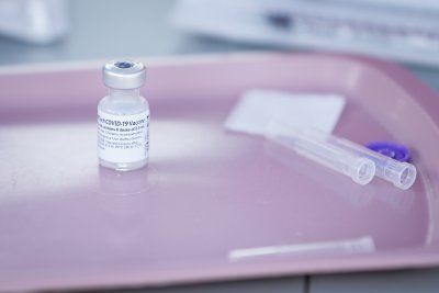 Американските здравни власти разрешиха употребата на ваксината на Пфайзер за