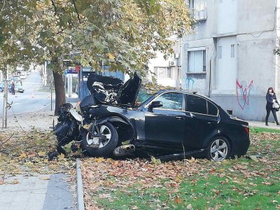 Тежка катастрофа в Пловдив - автомобил се блъсна в електрически стълб (СНИМКИ)