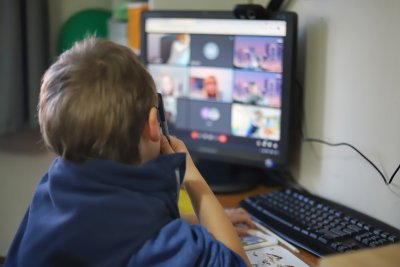Какво причинява на децата обездвижването и заседяването пред компютрите