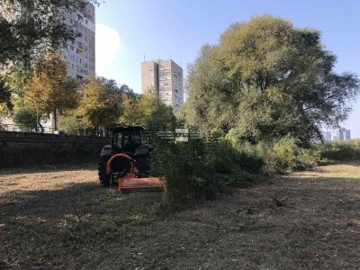 Тежка техника почиства коритото на река Марица в Пловдив