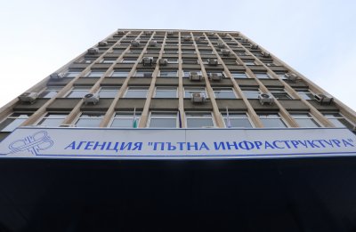 Полицаи влязоха в агенция Пътна инфраструктура научи По света и