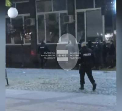 Полицаи отведоха кандидата за президент Боян Расате след излизането му