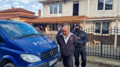 Двама души са арестувани за търговия с гласове в Бургаско (СНИМКИ)
