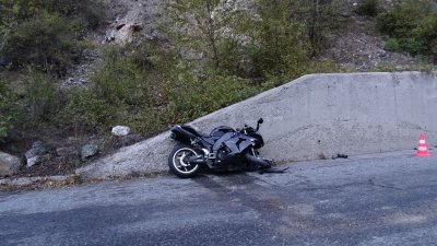 Моторист се вряза в джип на пътя Предел - Банско