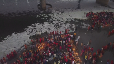 Индийци се потапят в река с токсична пяна, за да спазят религиозен ритуал