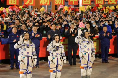 41 годишната астронавтка Ван Япин е първата китайка излязла в открития