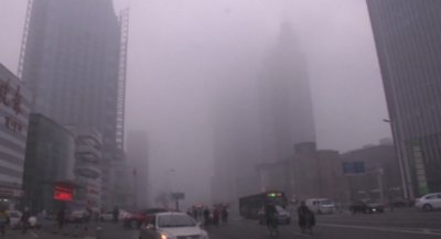 Гъст смог затвори магистрали в Пекин