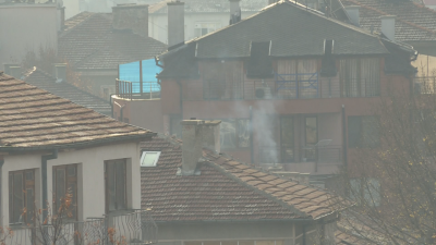 Зрителски сигнал: Защо квартал на Благоевград потъва в непрогледна мъгла от обгазяване