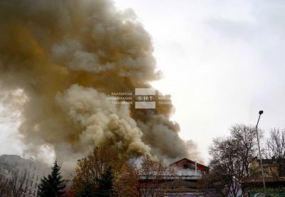 Голям пожар гори в центъра на София (ВИДЕО И СНИМКИ)