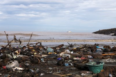 Над 25 000 тона отпадъци от предпазни средства срещу COVID-19 плават в океаните