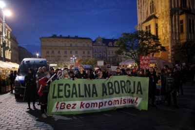 Година след решението на полския Конституционен съд евродепутатите призовават правителството
