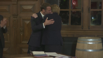 Сърдечна прегръдка между Меркел и Макрон на сбогуване