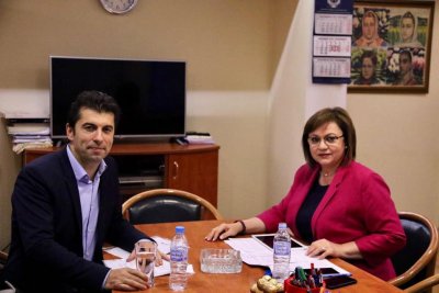 Лидерът на БСП в оставка Корнелия Нинова продължава преговорите за