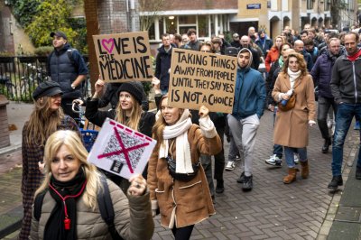 Втора нощ на протести срещу ковид мерките в Нидерландия Полицията