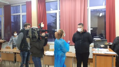 С много откази на членове на комисии започна изборният ден в Хасково