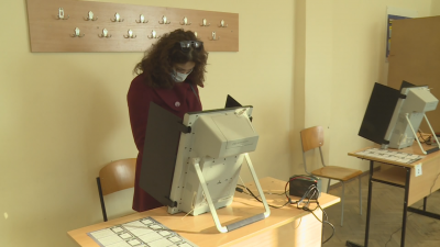 Развалени машини във Варна - къде преминаха на гласуване с бюлетини
