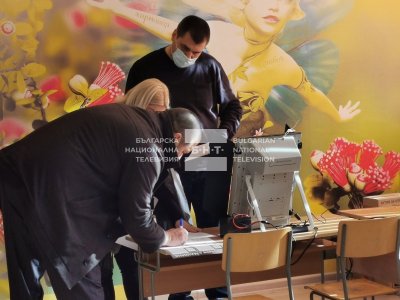 Машините за гласуване вече се разпределят и по секционните избирателни