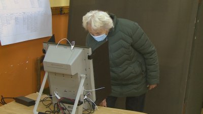 Машинният вот 2 в 1 затрудни по възрастните избиратели в русенско