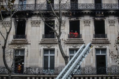 Пожар избухна в центъра на Париж (СНИМКИ)