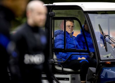 Луис ван Гаал ще води Нидерландия от инвалидна количка