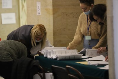 Сбъркани протоколи, опашки и напрежение при предаването на изборните книжа в страната (Обзор)
