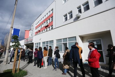 Дълги опашки от желаещи да се ваксинират в София
