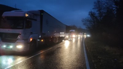 Тежкотоварен камион е катастрофирал в Кресненското дефиле пътят е затворен