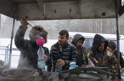Хилядите мигранти на източните граници на ЕС с Беларус представляват