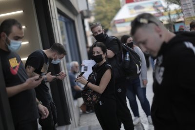 Първи обвинения за фалшивите удостоверения за ваксинация в Гърция