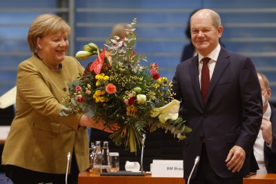Изпращат Меркел като канцлер под звуците на пънк рок