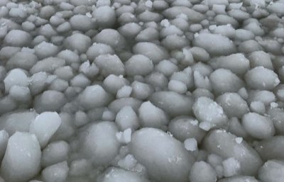 Езерото Манитоба в Канада замръзна Вместо гладка и лъскава повърхността