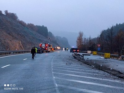 Трагедия на АМ Струма Пътнически автобус с македонска регистрация се
