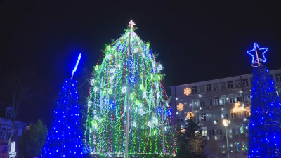 Навръх Никулден: Запалиха празничните светлини на елхата във Варна