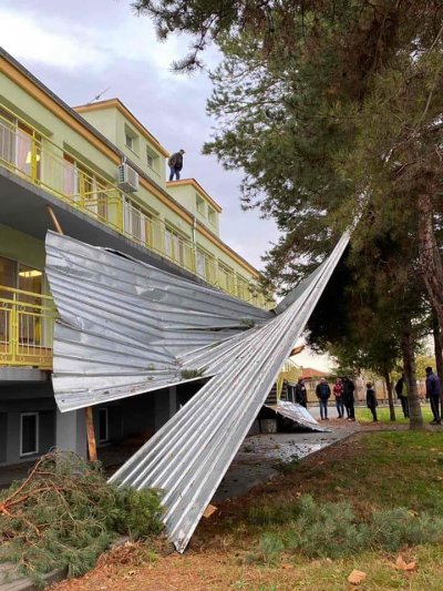Силният вятър събори покрива на детската градина в Ново село