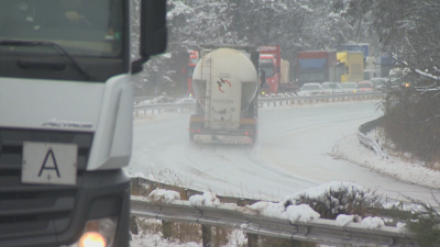 Първи сняг: Усложнена обстановка и проблеми по пътищата в цялата страна (Обзор)