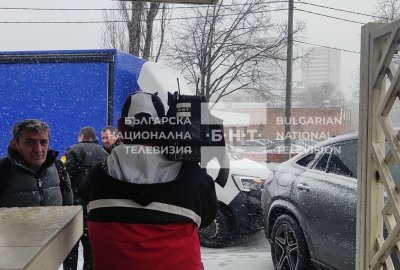 Петьо Блъсков пристигна с камион и хамали, които да натоварят вещите от редакцията на "Труд"