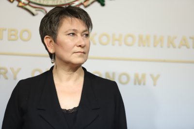 Служебният министър на икономиката Даниела Везиева поиска оставките на трима