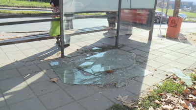 Десетки автобусни спирки във Варна са с изпотрошени стъкла навесите